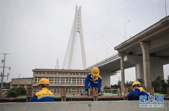  4月30日，來(lái)自中鐵七局的建設(shè)者在武漢武九北綜合管廊工程施工現(xiàn)場(chǎng)作業(yè)。新華社記者 肖藝九 攝